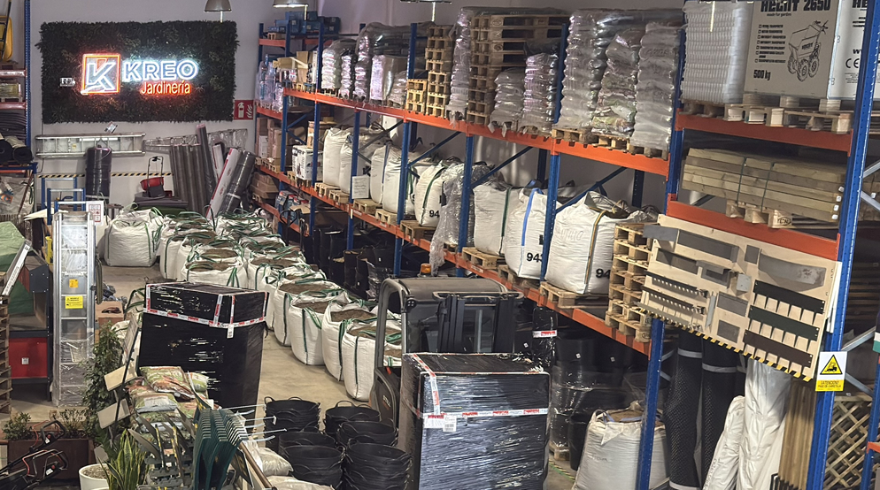 En <strong>KREO Jardinería</strong> somos más que un almacén especializado de jardinería; somos un equipo multidisciplinar con amplia experiencia en la distribución de suministros para jardines.