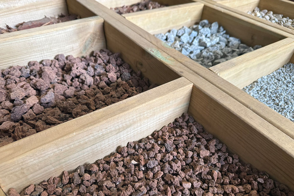 Venta al por mayor y a medida de piedras y cortezas decorativas para profesionales de la jardinería en Gipuzkoa