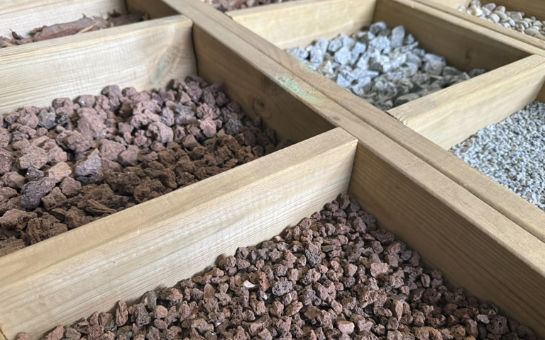 En KREO Jardiner&iacute;a te ofrecemos un cat&aacute;logo especializado de Gravas, Piedras y Cortezas decorativas para la construcci&oacute;n y mantenimiento de Jardines, Huertos y Terrazas